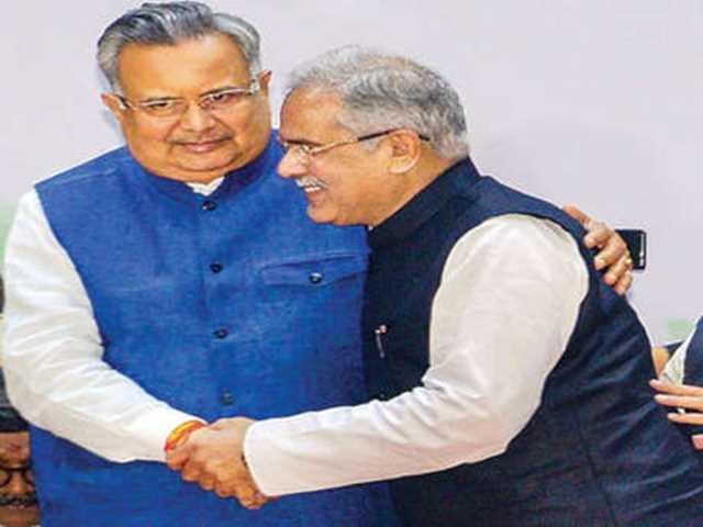 मुख्यमंत्री भूपेश बघेल ने पूर्व मुख्यमंत्री डॉ रमन सिंह जी को दी जन्मदिन की बधाई